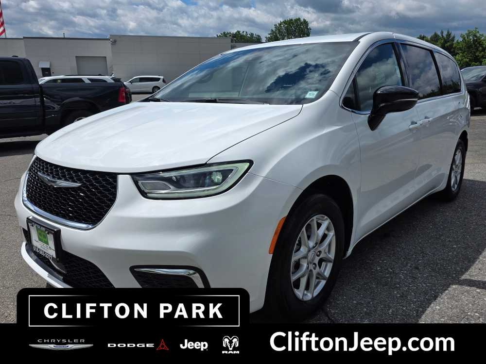 2026 Chrysler Pacifica Select's photo