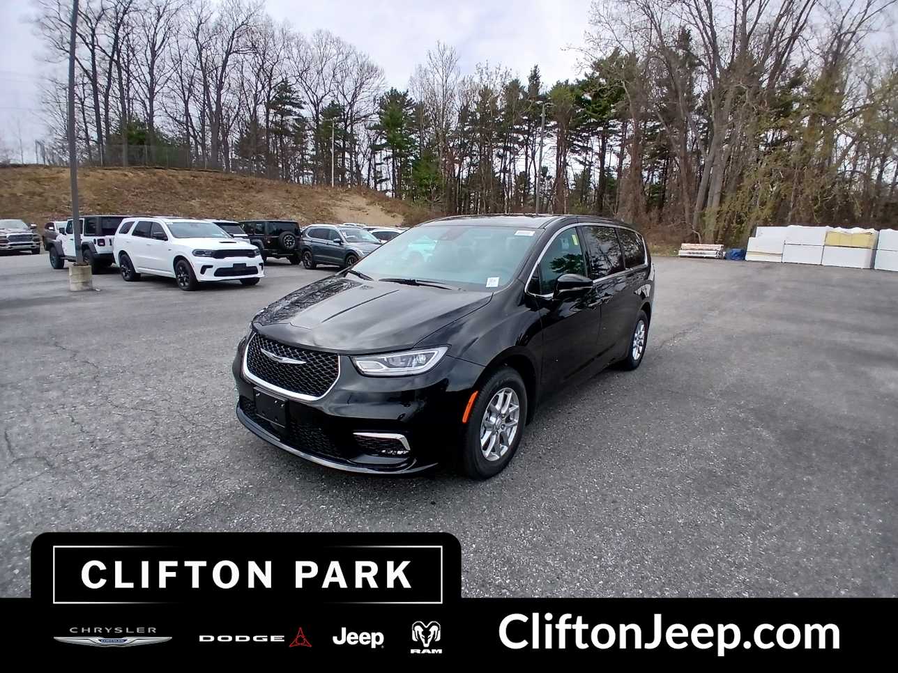 2026 Chrysler Pacifica Select's photo