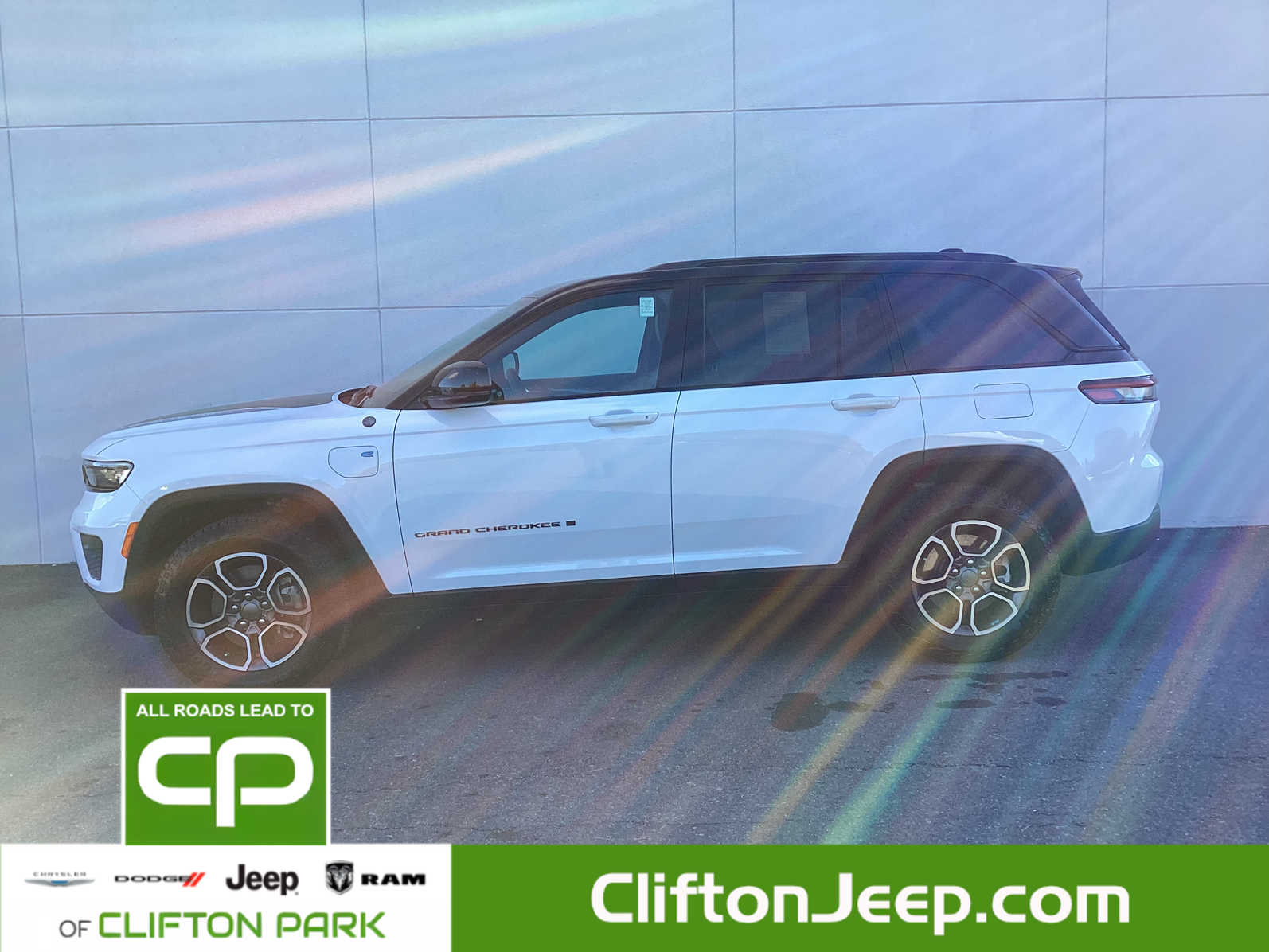 2023 Jeep Cherokee Trailhawk 4xe photo 3