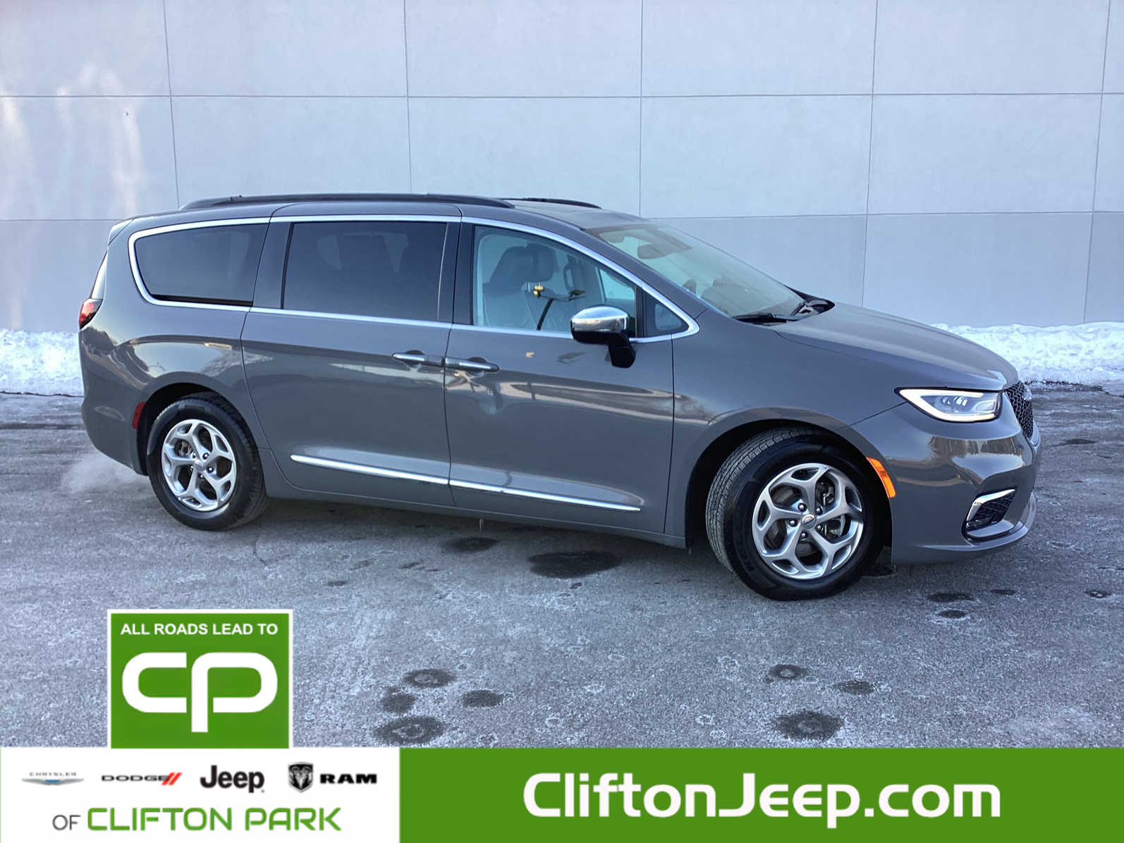 2023 Chrysler Pacifica Limited's photo