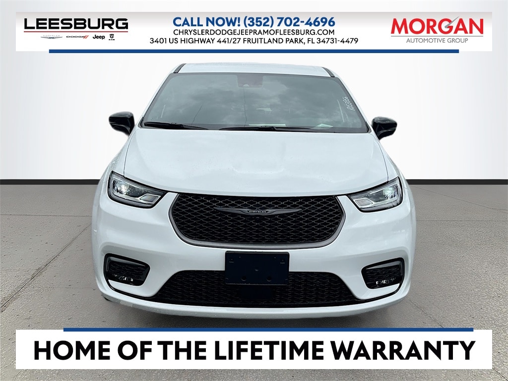 2026 Chrysler Pacifica Select's photo