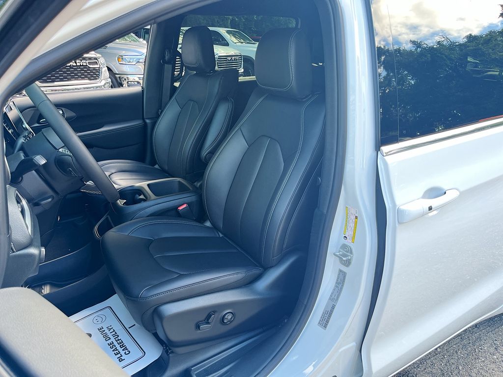 2026 Chrysler Pacifica Select - Photo 16