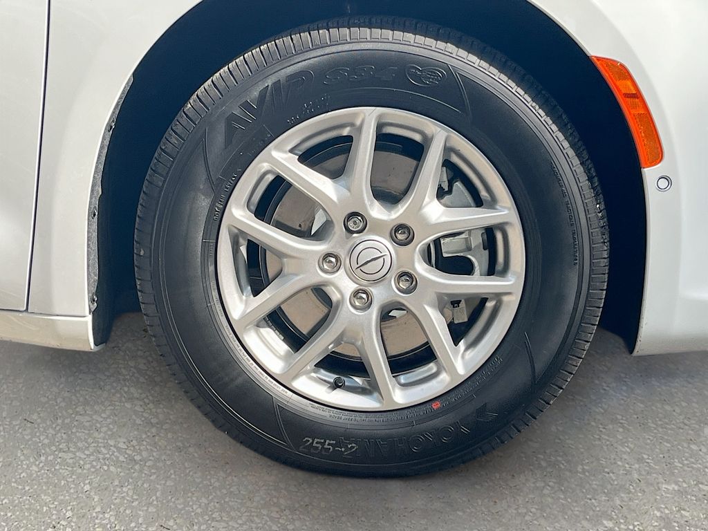 2026 Chrysler Pacifica Select - Photo 32