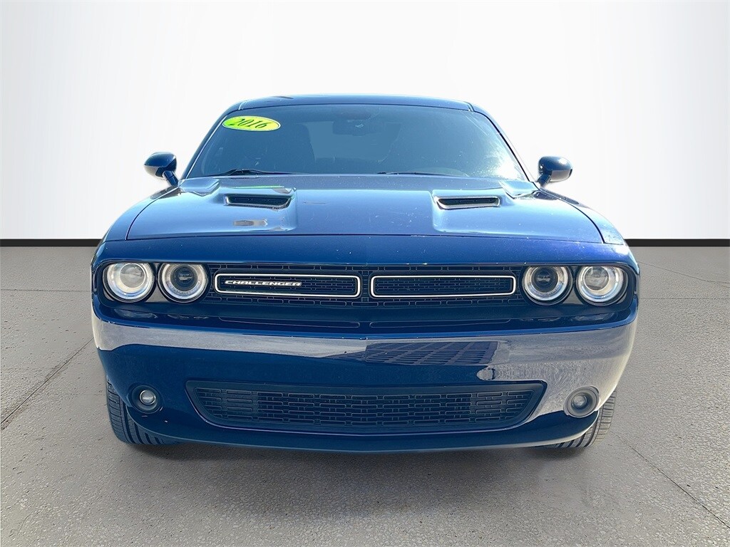 2016 Dodge Challenger SXT photo 2