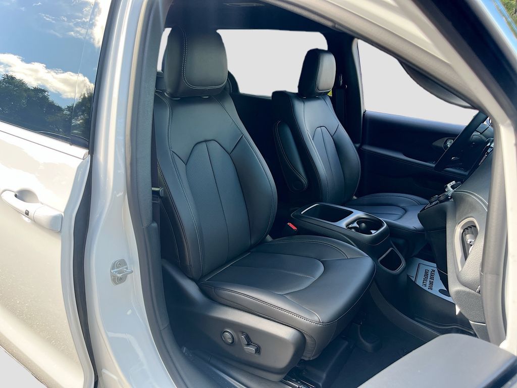 2026 Chrysler Pacifica Select - Photo 25