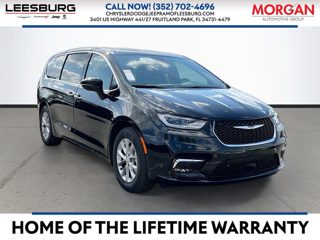 2026 Chrysler Pacifica Limited's photo