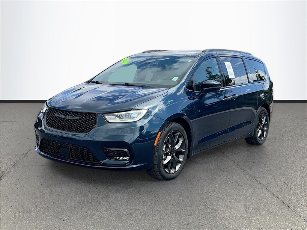 2021 Chrysler Pacifica Touring photo 3