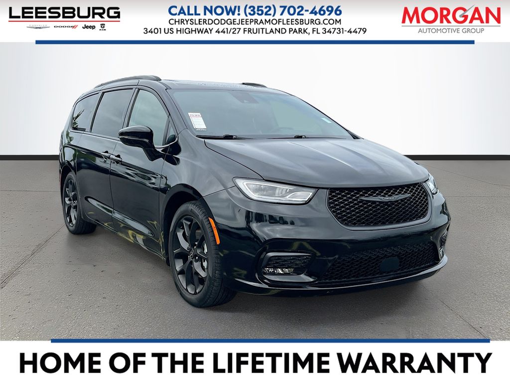 2025 Chrysler Pacifica Limited's photo