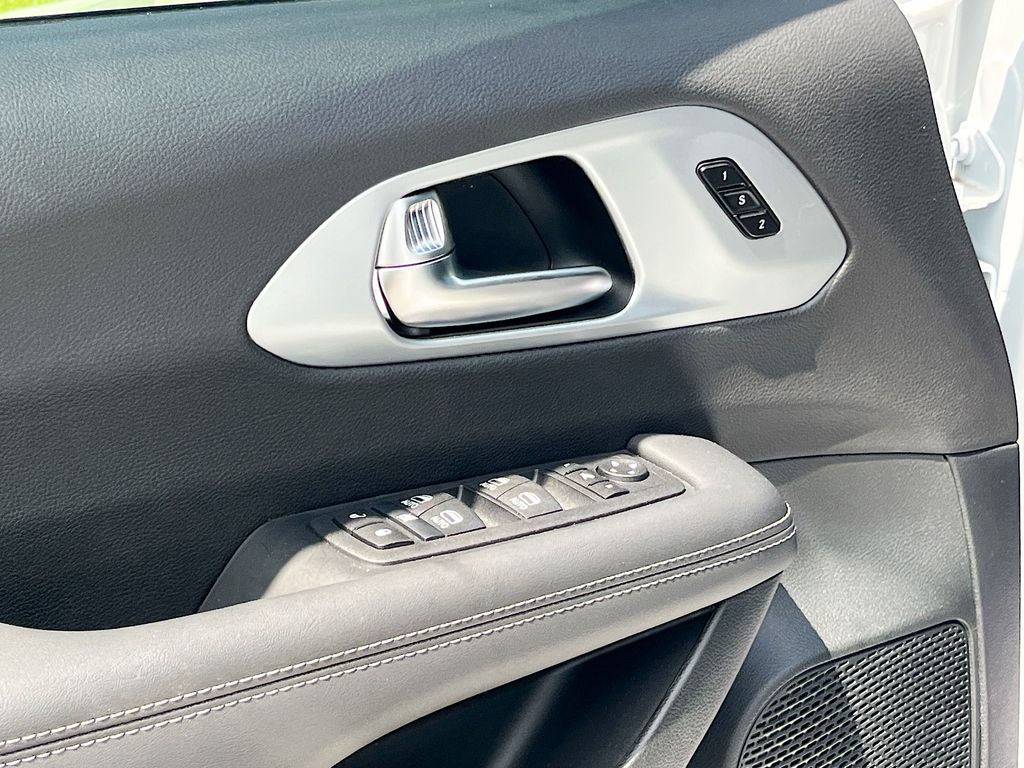 2026 Chrysler Pacifica Limited - Photo 18