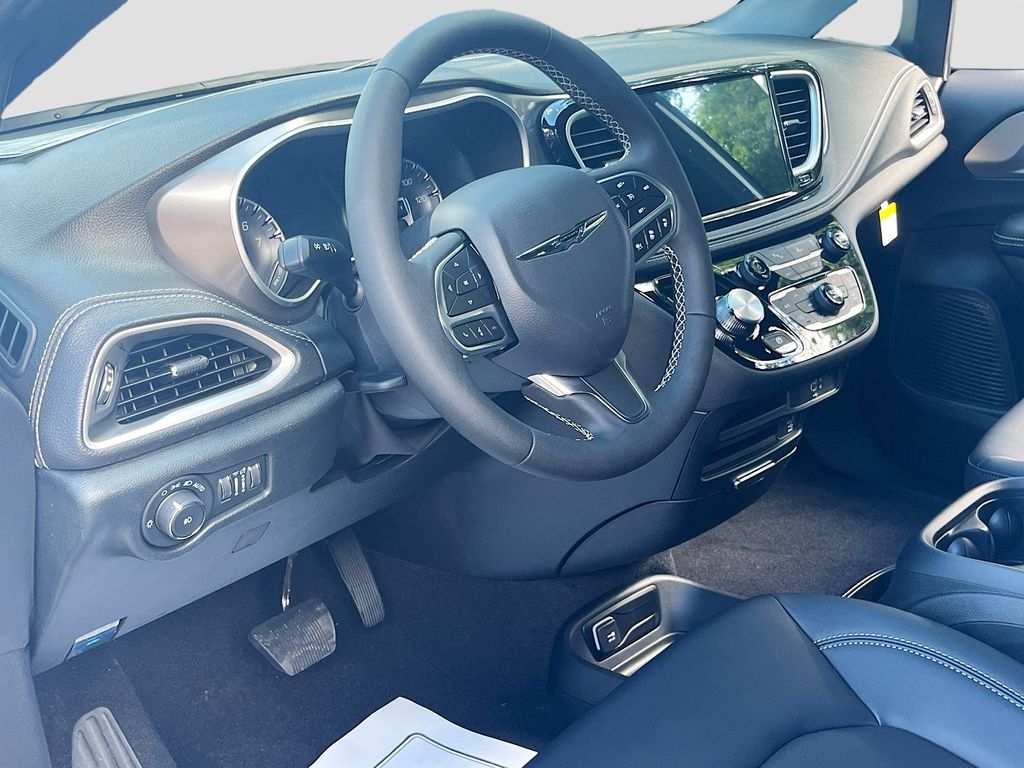 2026 Chrysler Pacifica Select - Photo 9