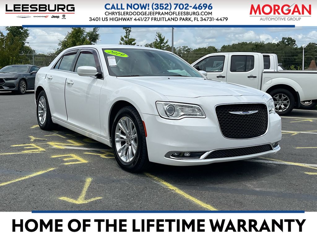 2019 Chrysler 300 Touring's photo