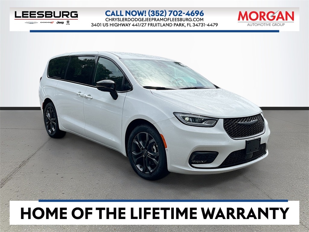 2026 Chrysler Pacifica Select's photo