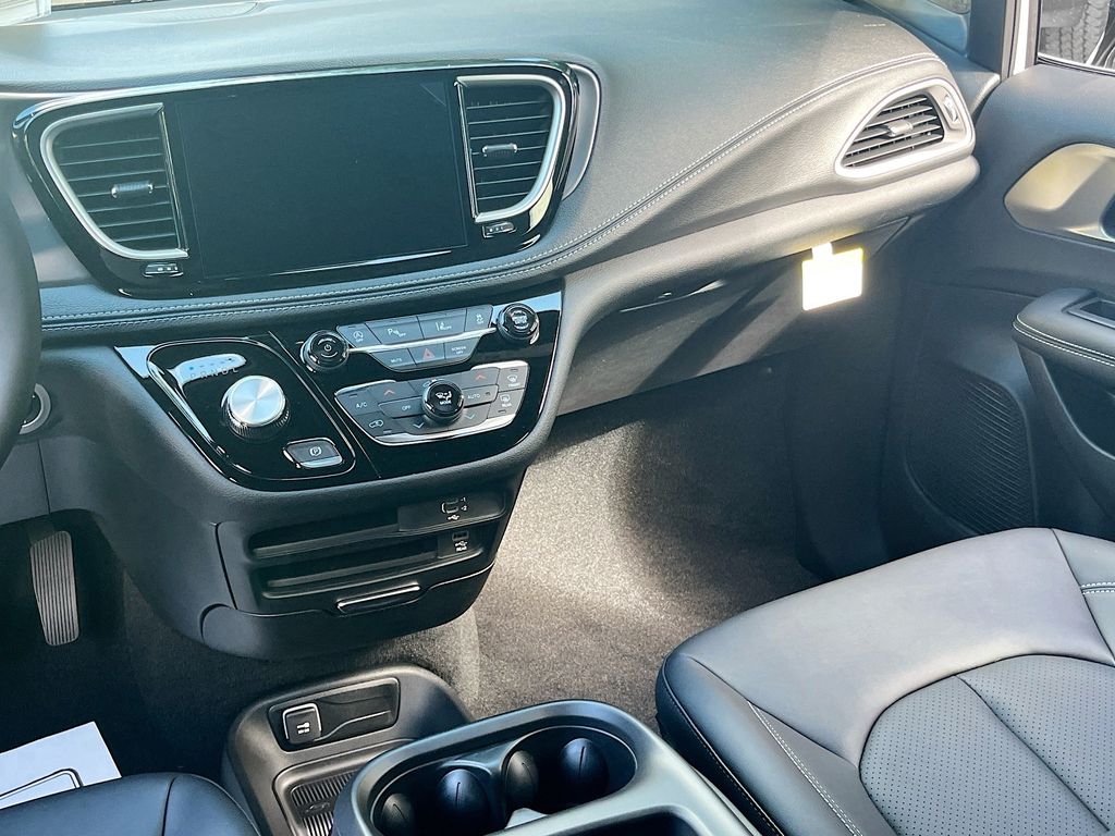 2026 Chrysler Pacifica Select - Photo 18