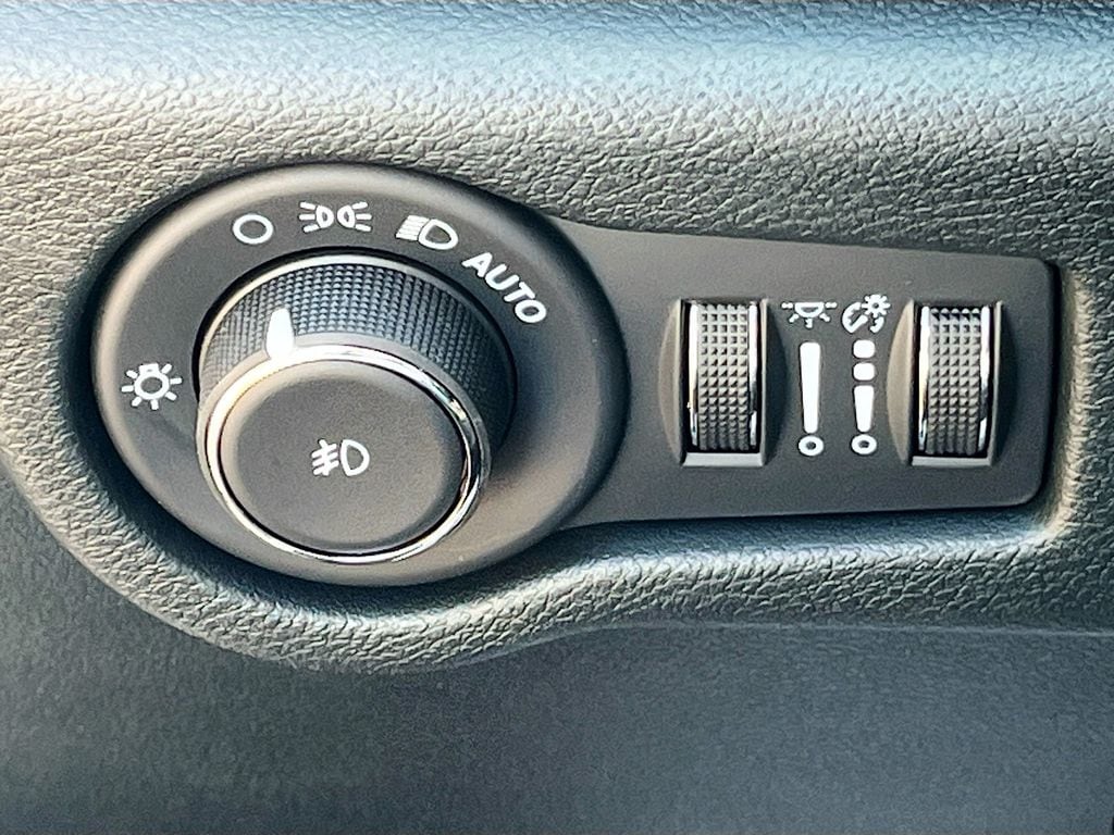 2026 Chrysler Pacifica Select - Photo 10
