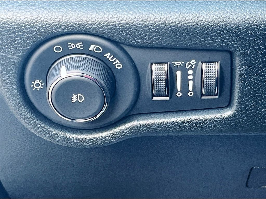 2026 Chrysler Pacifica Select - Photo 10