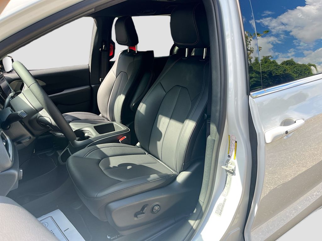2026 Chrysler Pacifica Select - Photo 21