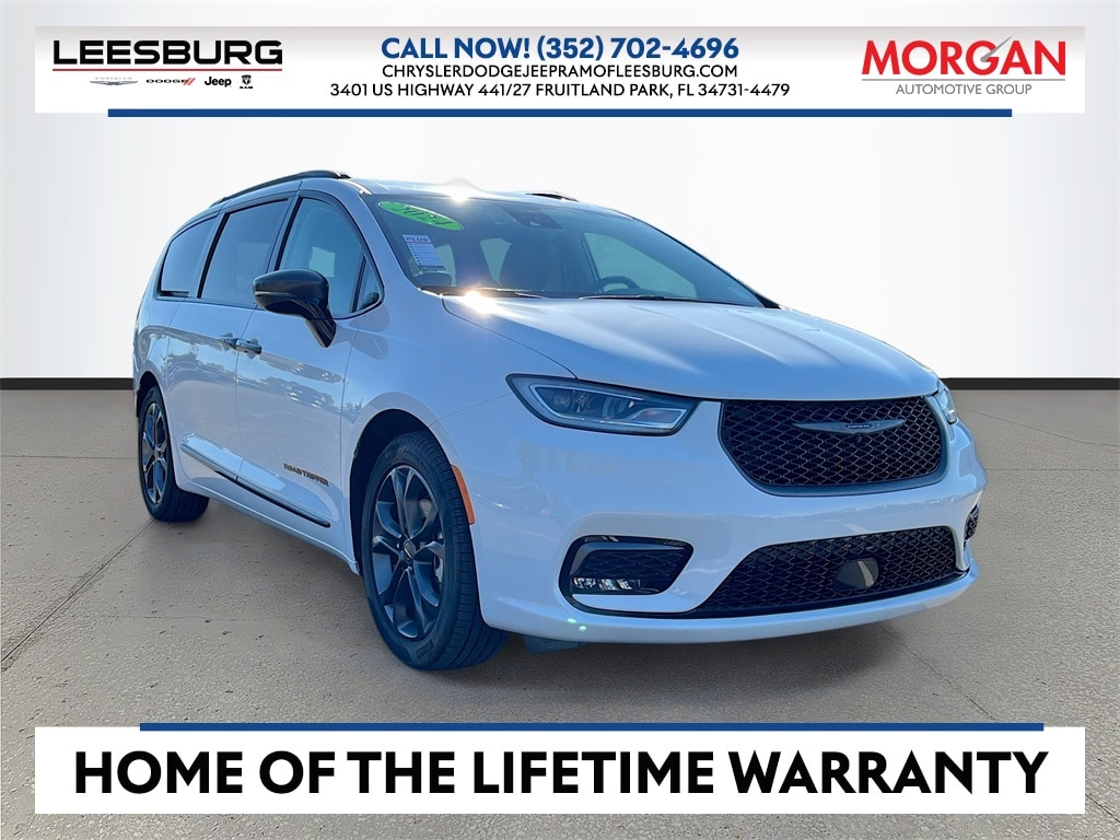 2024 Chrysler Pacifica Touring L's photo