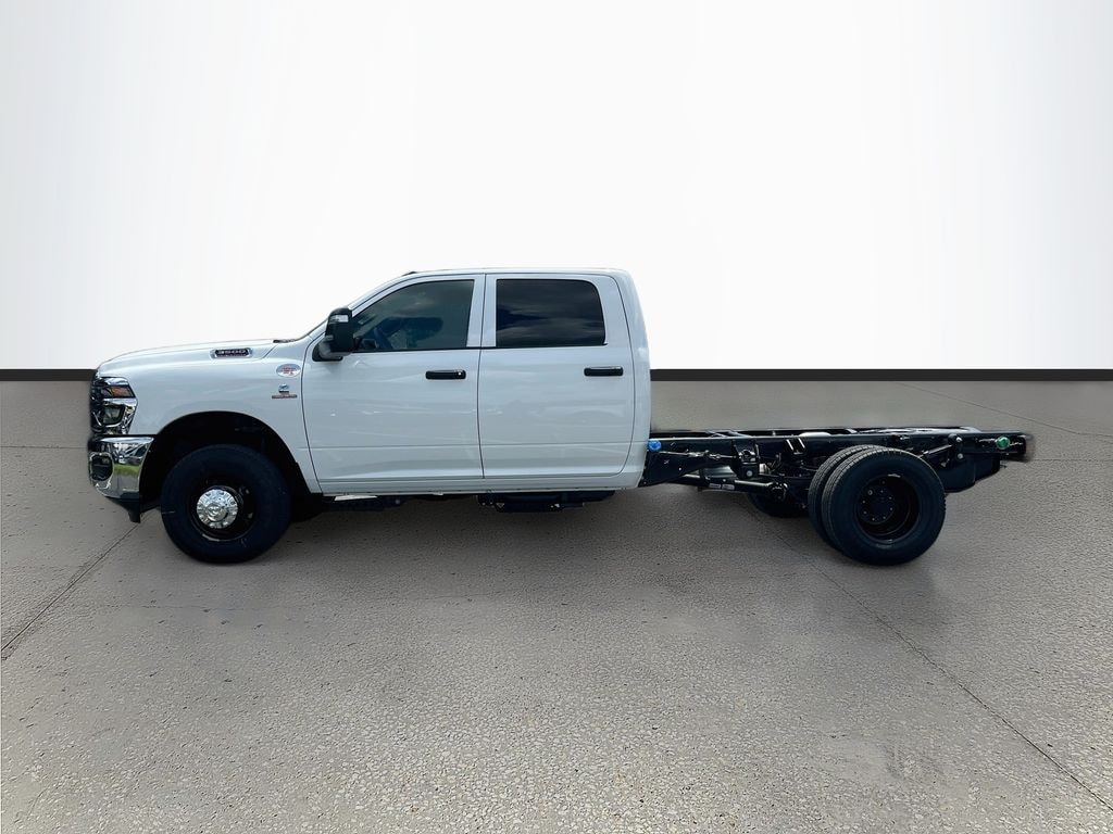 New 2026 Ram 3500 TRADESMAN CREW CAB CHASSIS 4X4 60' CA Pickup