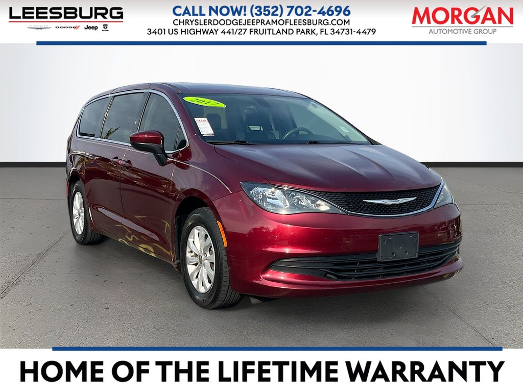 2017 Chrysler Pacifica Touring's photo