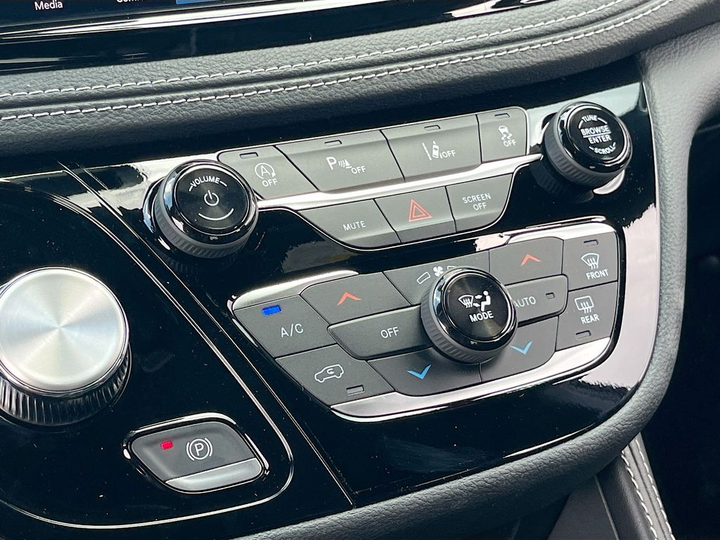 2026 Chrysler Pacifica Limited - Photo 16
