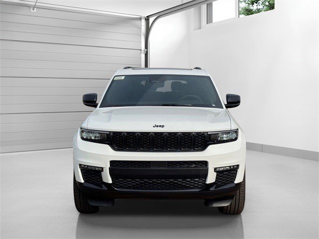 2025 Jeep Grand Cherokee Limited photo 2