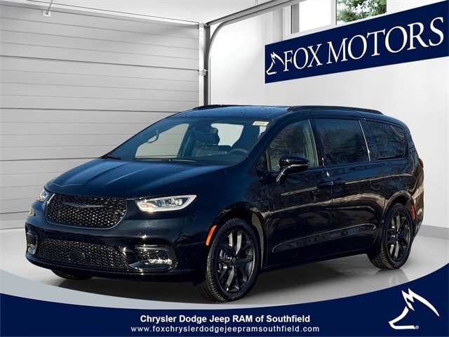 2026 Chrysler Pacifica Select's photo