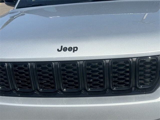 2025 Jeep Grand Cherokee Limited photo 4