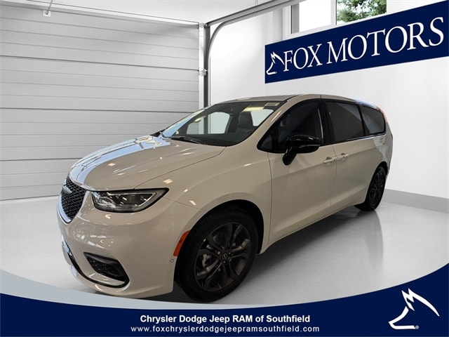 2026 Chrysler Pacifica Select's photo
