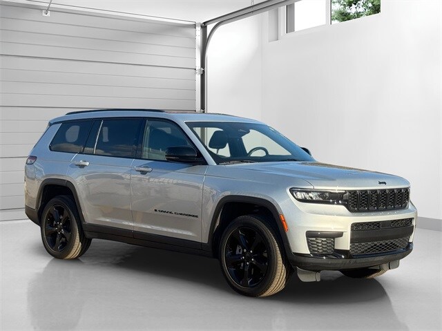 2023 Jeep Grand Cherokee Altitude photo 3