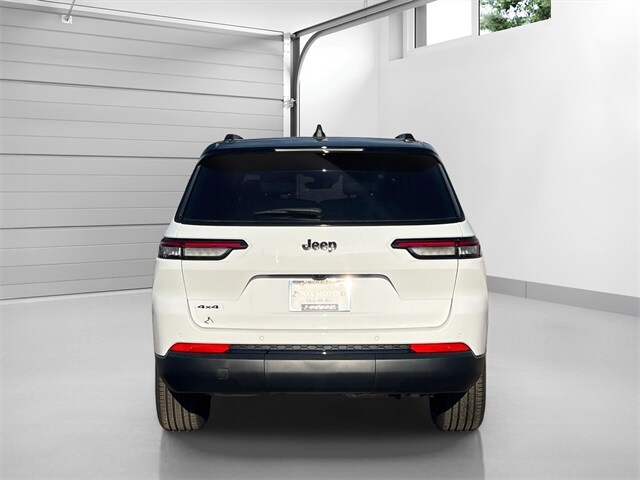 2025 Jeep Grand Cherokee Limited photo 3