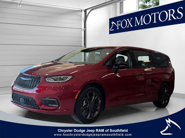 2026 Chrysler Pacifica Select's photo
