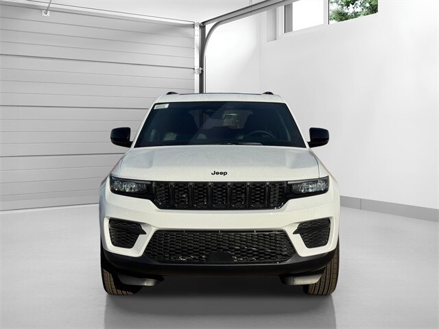 2025 Jeep Grand Cherokee Altitude photo 2