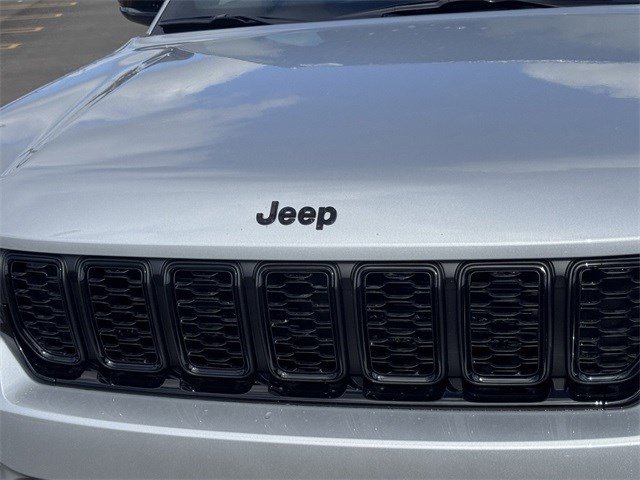 2025 Jeep Grand Cherokee Limited photo 4