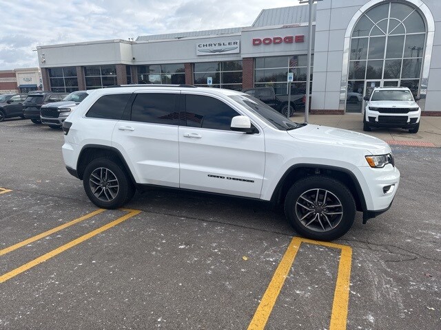 2019 Jeep Grand Cherokee Laredo E photo 3
