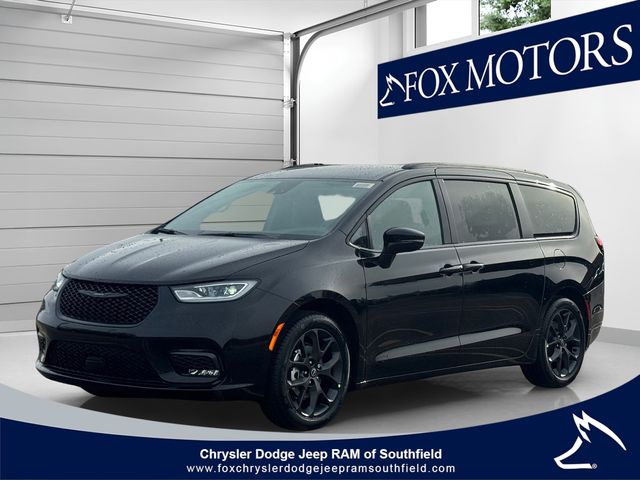 2026 Chrysler Pacifica Select's photo