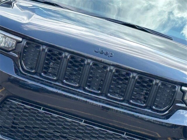 2025 Jeep Grand Cherokee Limited photo 3