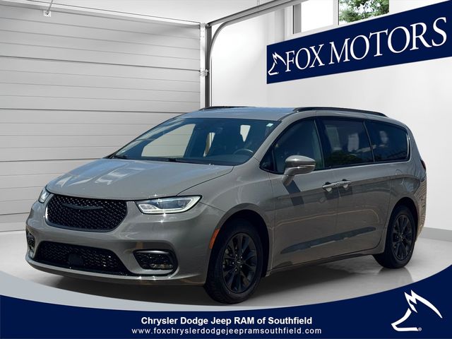 2021 Chrysler Pacifica Touring's photo