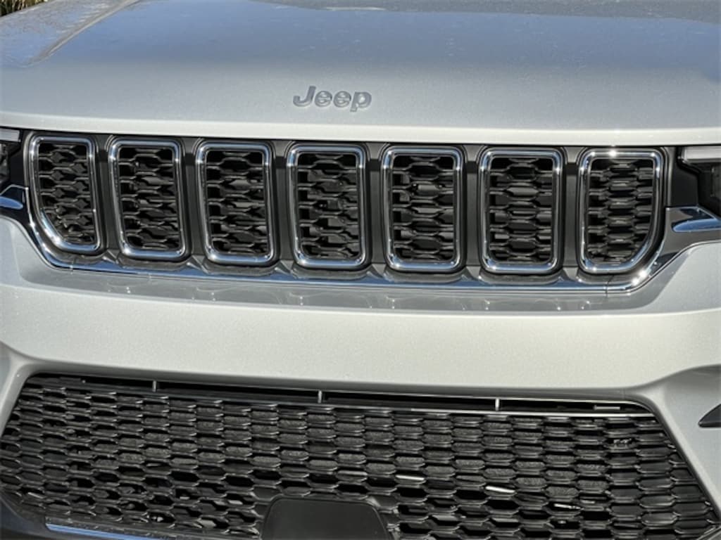 New 2025 Jeep Grand Cherokee LAREDO X 4X4 Sport Utility