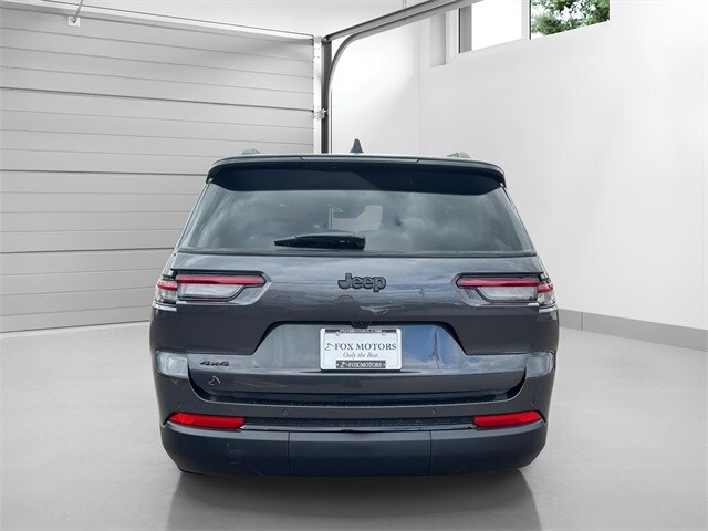 2025 Jeep Grand Cherokee Limited photo 3