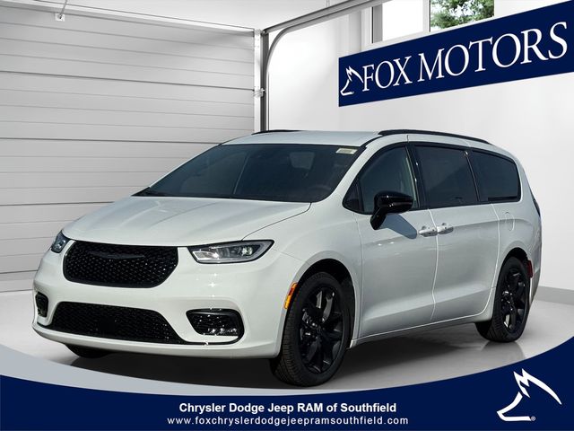 2026 Chrysler Pacifica Select's photo