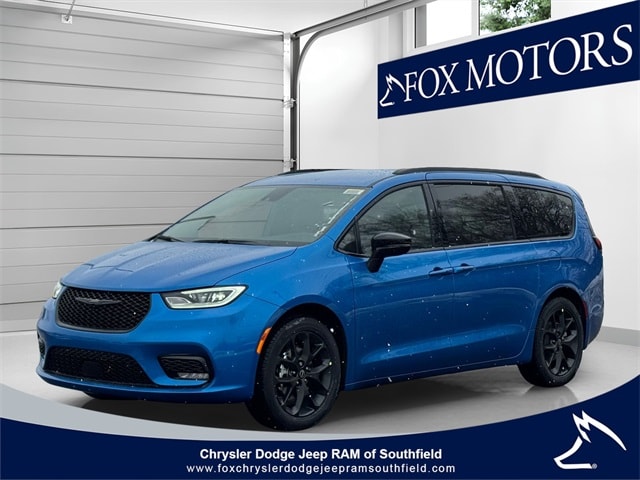 2026 Chrysler Pacifica Select's photo