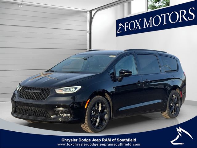 2026 Chrysler Pacifica Select's photo