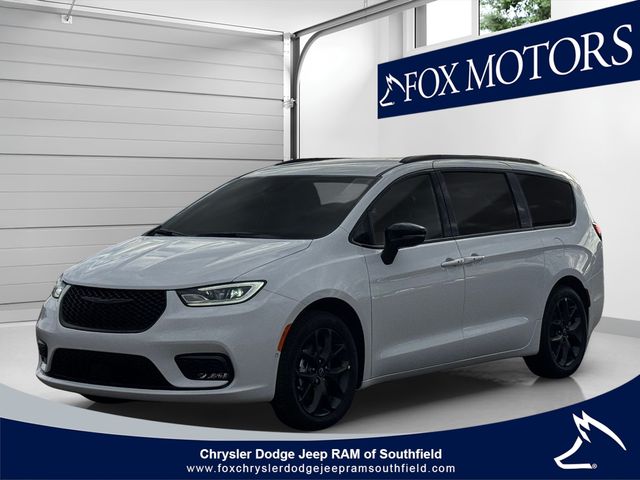2026 Chrysler Pacifica Select's photo