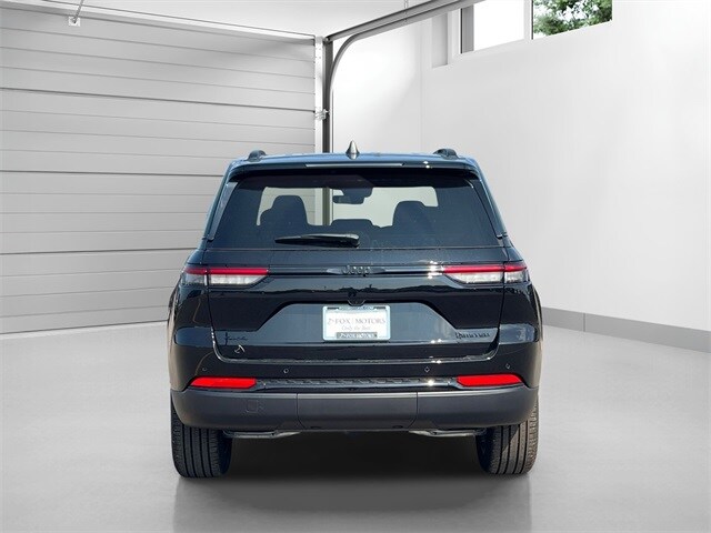 2025 Jeep Grand Cherokee Limited photo 3