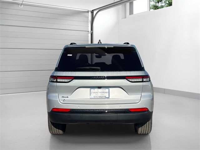 2025 Jeep Grand Cherokee Altitude photo 3