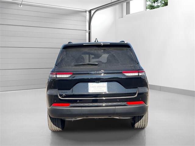 2025 Jeep Grand Cherokee Altitude photo 3