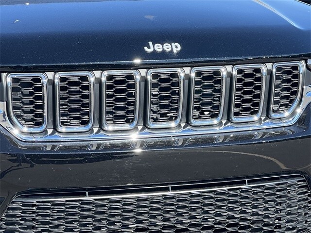 2025 Jeep Grand Cherokee Laredo photo 4