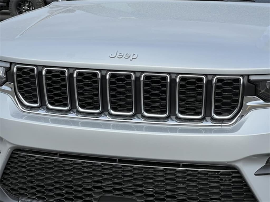New 2025 Jeep Grand Cherokee LAREDO X 4X4 Sport Utility