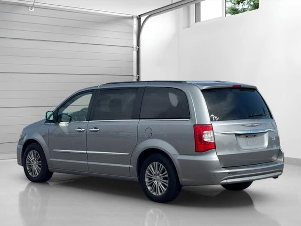 Used 2016 Chrysler Town & Country Touring-L Minivan/Van