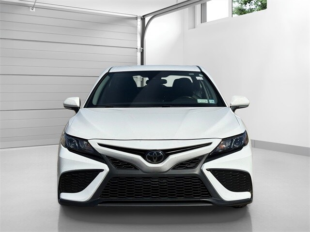 2022 Toyota Camry SE photo 2